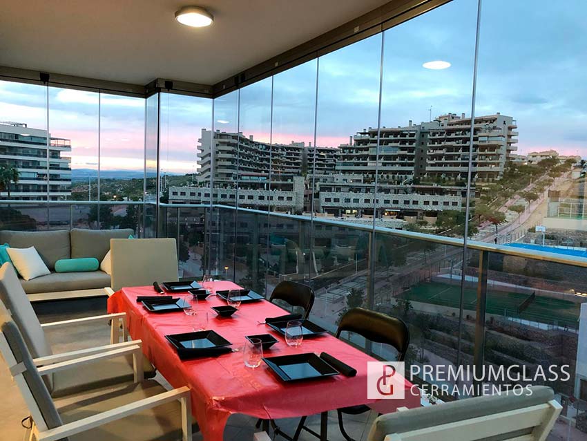 Balcón con esquinas acristalado con cortinas de cristal
